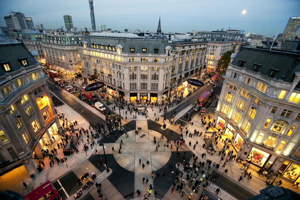 Oxford Circus — architecture and documentary photograph in London, UK, frame 17 of 22.